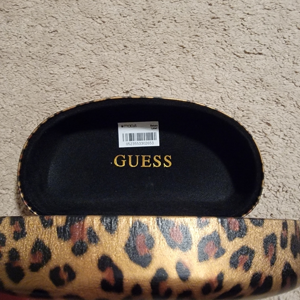 Guess Sunglasses with Case - Picture 15 of 15